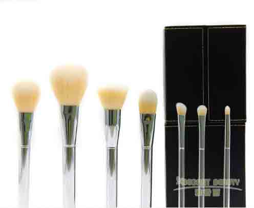 使用唇刷涂口紅，有哪些注意點？