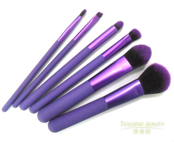 化妝刷有哪些不常見的使用方法？