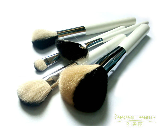 化妝刷柄的材質(zhì)對使用體驗有何影響？你們提供哪些選擇？