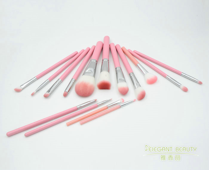 化妝刷的獨(dú)特魅力：為何它比手指更適合上妝？