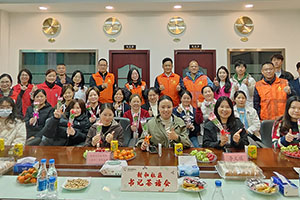 福城街道新和社區(qū)蒞臨雅香麗化妝用品（深圳）有限公司開展“巾幗綻放.婦女權(quán)益保護(hù)法介紹”書記茶話會(huì)。