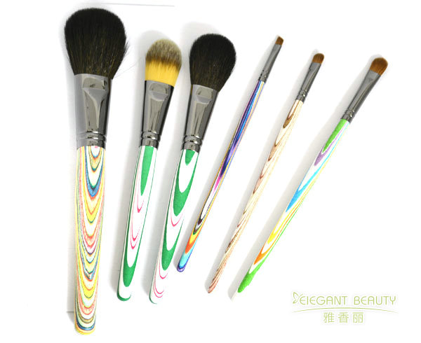 成套化妝刷的選購(gòu)技巧：如何避免買(mǎi)到“雞肋”刷子